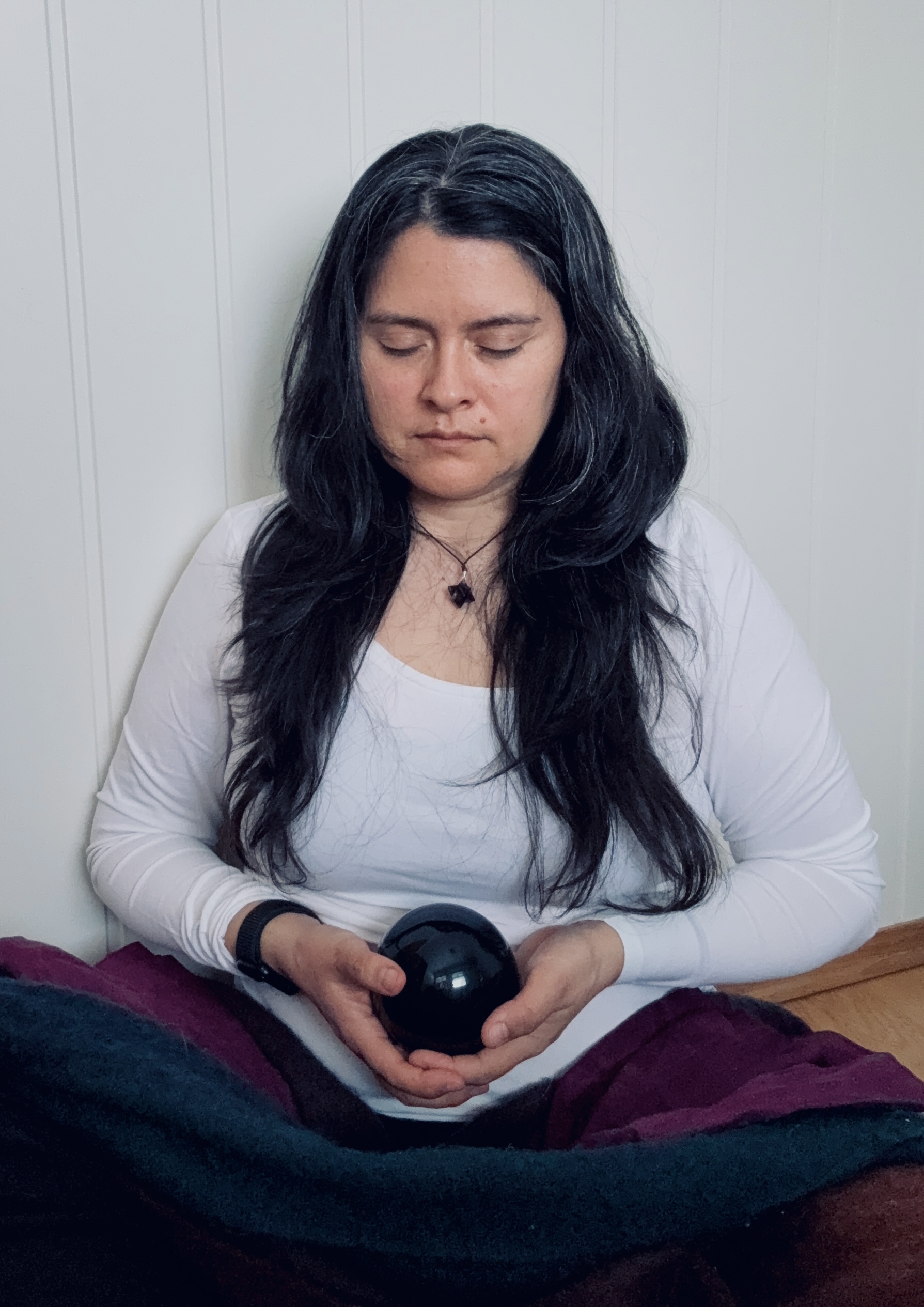 No todos pueden sostener la energía de la obsidiana.
Ella no acaricia el ego.
Lo quiebra.